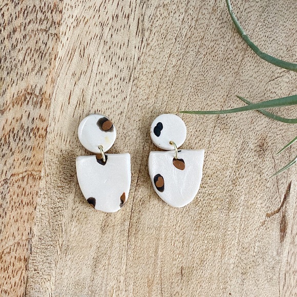 Clay earrings with cheetah leopard print, white - Picture 2 of 2